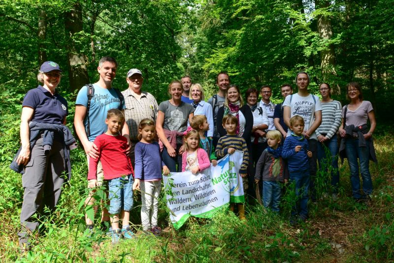 Wildkatzenexpertin Gabriele Neumann (links) mit der Wandergruppe. Foto: Harry Neumann, Naturschutzinitiative (NI)