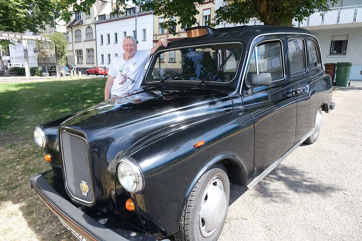 Ein schwarzes Gefhrt aus Heimbach-Weis erobert Neuwieds Straen. (Foto: Jrgen Grab und Reiner Bermel)