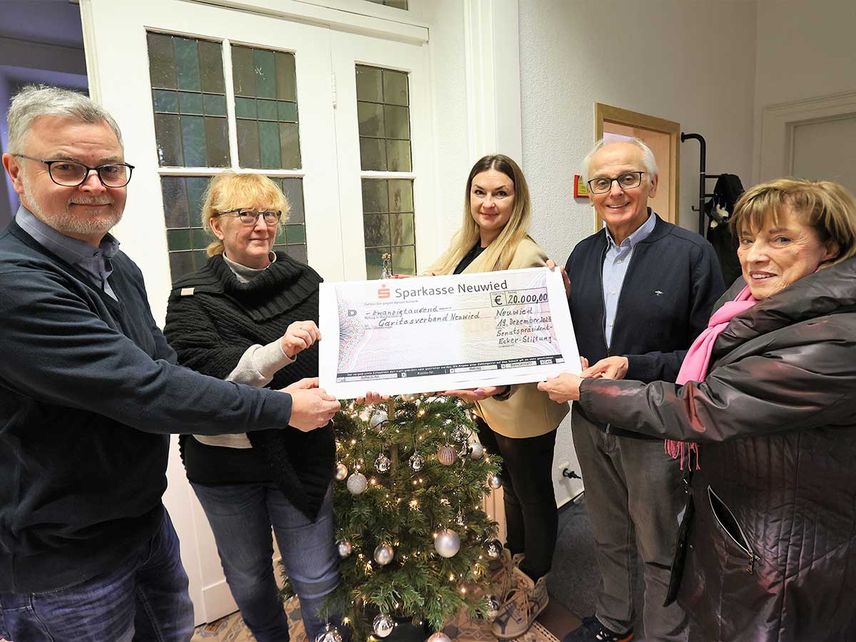 Caritasdirektor Eberhard Khler, die Fachteamleiterinnen Ulrike Proft und Olga Scott und die Stiftungsvorstnde Georg Schuhen und Christa Bergerhausen bei der bergabe der Spende. (Foto: Caritas Neuwied)