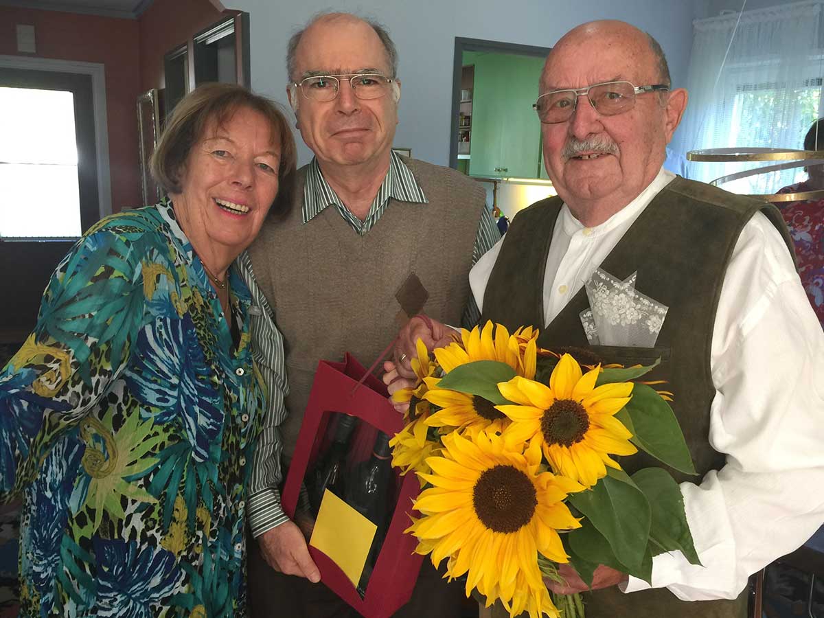 Josef Weich (Mitte), Vize-Vorsitzender des Obst- und Gartenbauvereins Rheinbreitbach, gratuliert dem Ehepaar Gisela und Gustl Richarz zur Diamantenen Hochzeit und wrdigt ihre Verdienste um den Verein. (Foto: Elisabeth Berg)