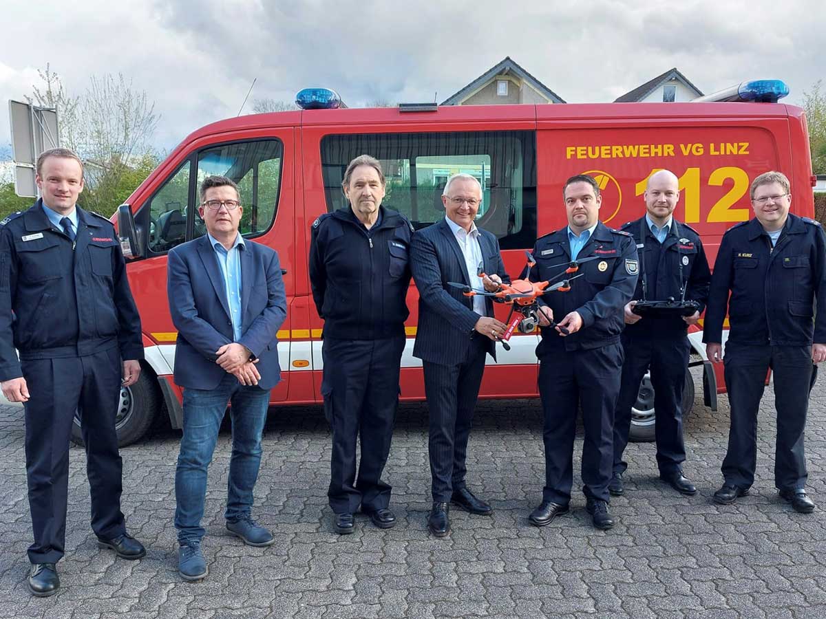 bergabe der neuen Drohne an die Vertreter der Linzer Feuerwehr (v.l.n.r.): Florian Runkel (stellv. Wehrleiter VG Linz), Frank Becker (Brgermeister VG Linz), Walter Eudenbach (Vorsitzender Kreisfeuerwehrverband), Landrat Achim Hallerbach, Andreas Schneider (Wehrfhrer FW Dattenberg), Markus Krll (stellv. Wehrfhrer Dattenberg und Leiter Drohnenstaffel) sowie Holger Kurz (Brand- und Katastrophenschutzinspekteur). (Foto: Andreas Schmidt)