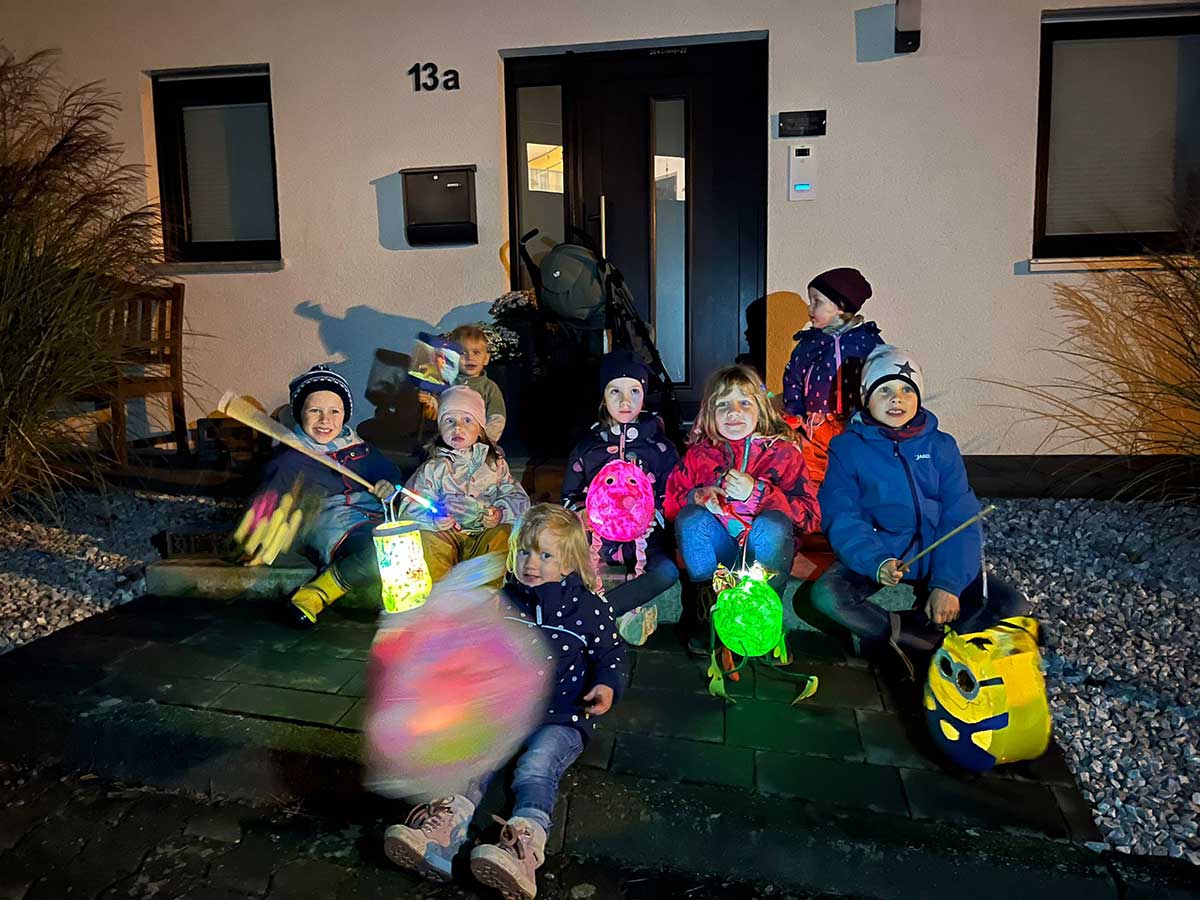 Mit ganz viel Freude und selbst gebastelten Laternen gingen die Kinder von Haus zu Haus. (Foto: Kindergarten Regenbogenland)