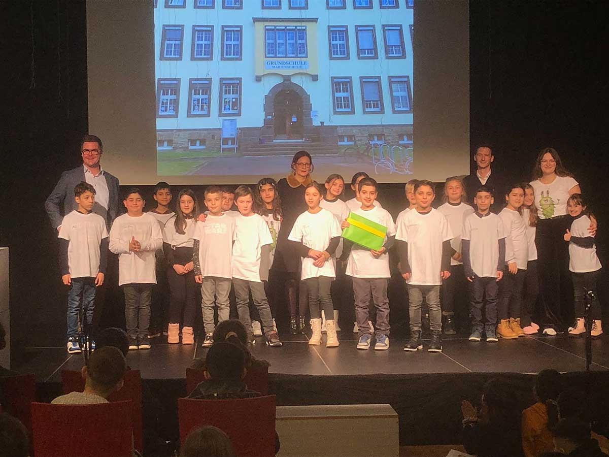 "FLiMs sieht rot!" - Das Marienschule-Monster steht für friedliches Lernen