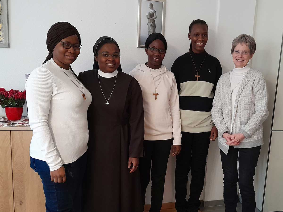 Drei junge Frauen aus Benin treten in die Kandidatur bei den Waldbreitbacher Franziskanerinnen ein