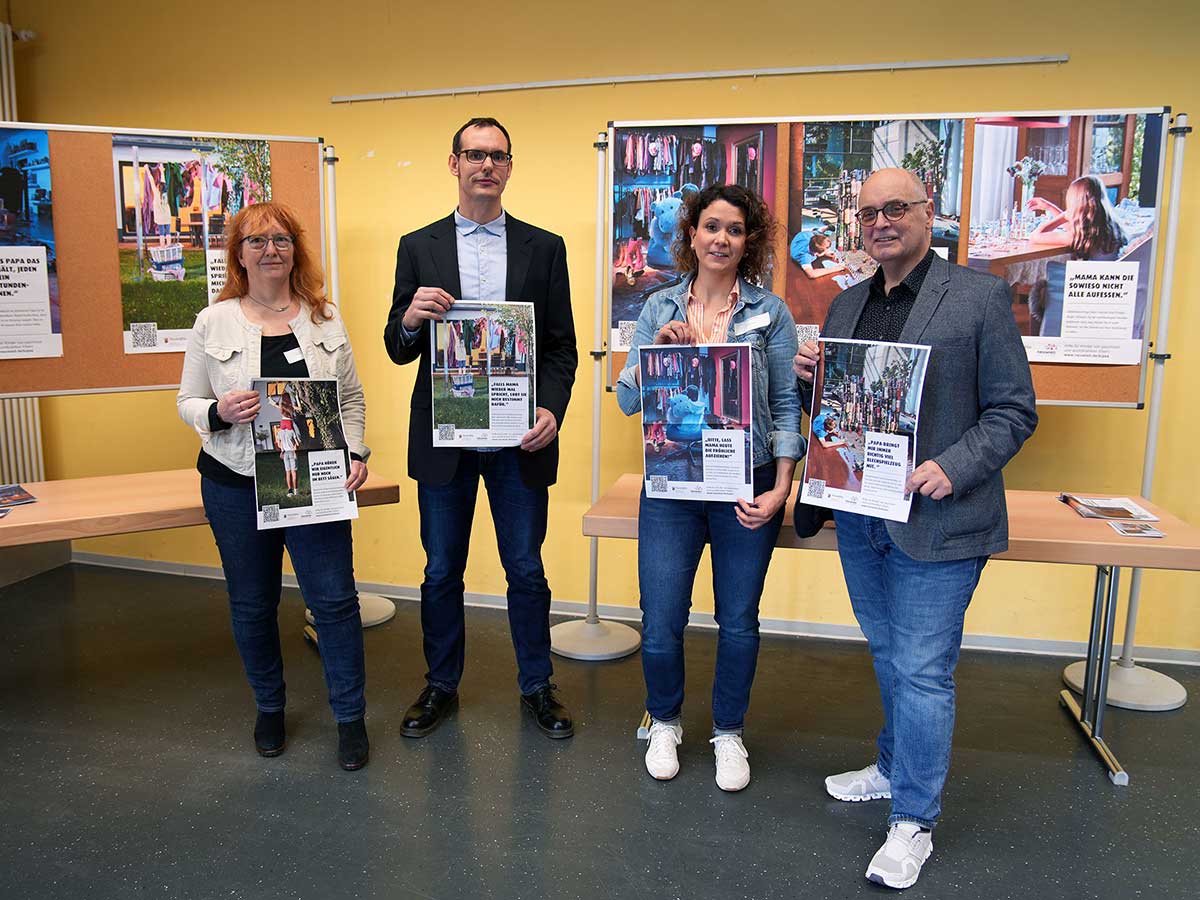 Ulrike Proft (v. links) vom Caritasverband Rhein-Wied-Sieg, die beiden Netzwerkkoordinatoren der Stadt, Jan Becker und Franziska Klein, sowie Prof. Dr. Michael Klein beschftigten sich nicht nur intensiv mit dem Thema der Fachtagung, sondern prsentierten auch die Plakate, die bald ber das Thema in Neuwied informieren. (Foto: Stadt Neuwied/Nadine Schneberg)