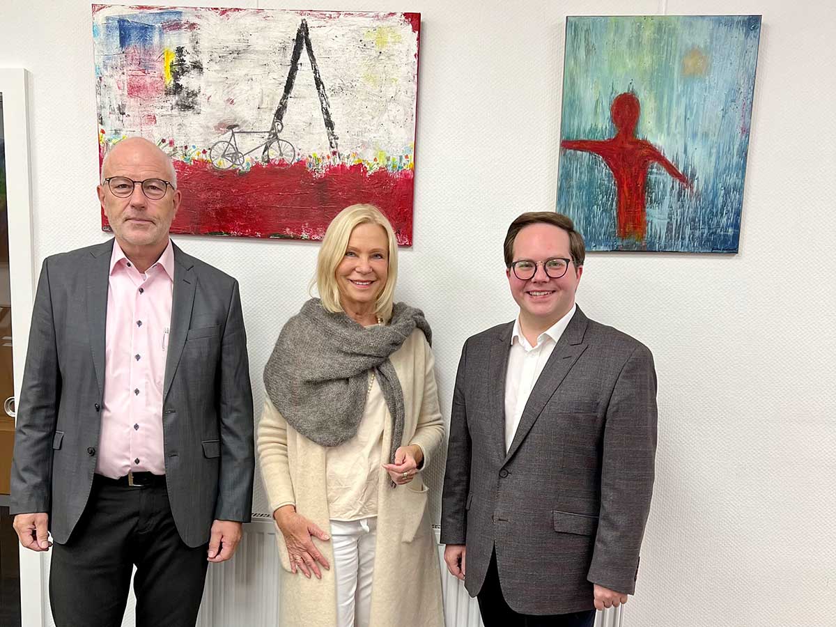 Der Erste Kreisbeigeordnete Pascal Badziong (r.) besuchte zusammen mit Knstlerin Gudrun Vielmuth und Bank-Vorstandsmitglied Udo Link (l.) die Ausstellung in der Raiffeisenbank Welling. (Foto: privat)