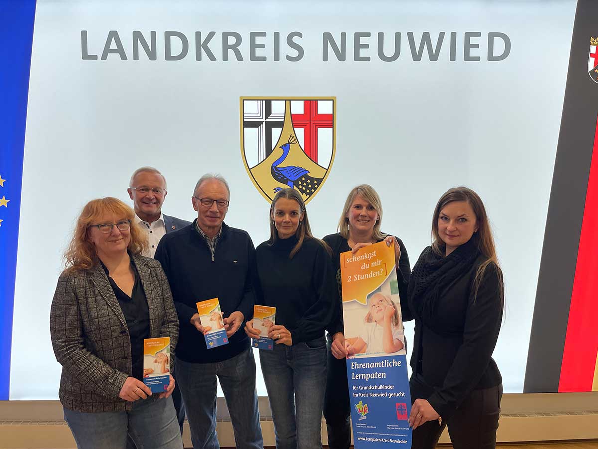 Wollen die Erfolgsgeschichte des Lernpatenprojekts weiterschreiben und hoffen auf Verstrkungen: (von links) Ulrike Proft (Caritas), Landrat Achim Hallerbach, die Lernpaten Friedhelm Kpper und Linda Gerl, Kreis-Jugendpflegerin Simone Hhner und Olga Scott von der Caritas. (Foto: Kreisverwaltung Neuwied)