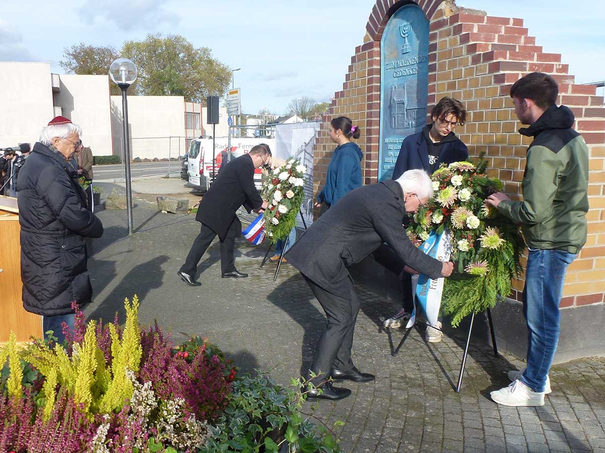 Zahlreiche Menschen kamen zum Gedenken der Pogromnacht in Neuwied zusammen