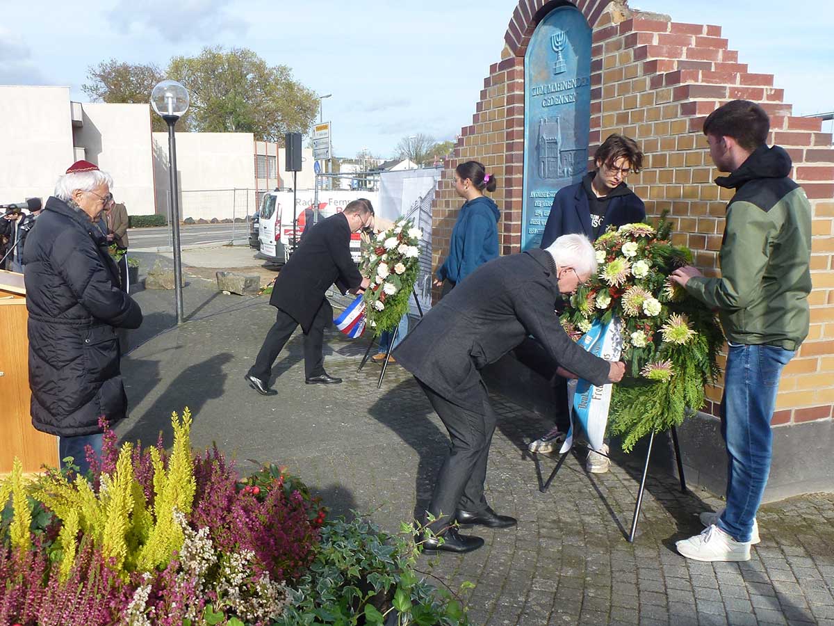 Pfarrer Zupp, OB Einig und Dr. Rie legten einen Kranz nieder. (Foto: Jrgen Grab)