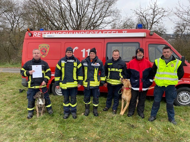 Marco Tewes mit Ecki, Anne Rcker (Einheitsfhrerin), Stephan Heinz (Ausbilder) Stefan Hahn mit Lotti, Udo Neumann und Robin Elberskirch (beide Rettungshundefhrer). (Foto: Stefan Hahn)