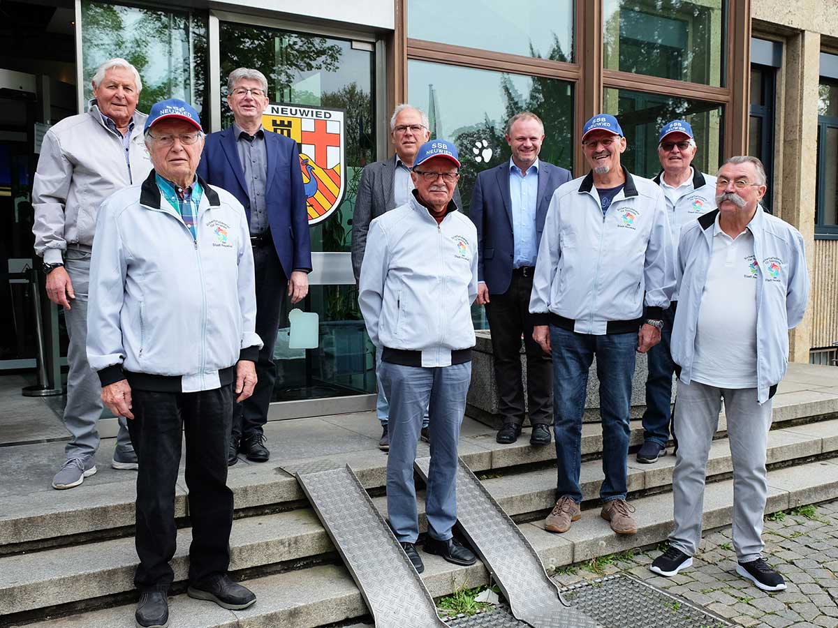 Der Stadtvorstand, hier mit Oberbrgermeister Jan Einig und Beigeordnetem Ralf Seemann, sowie Ordnungsamtsleiter Gerhard Schneider untersttzen die Arbeit der Senioren-Sicherheitsberater. (Foto: Stadt Neuwied)