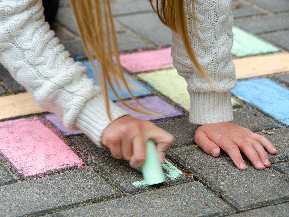 Kinder knnen mit Knstlern Neuwieder Straen bemalen und Preise gewinnen