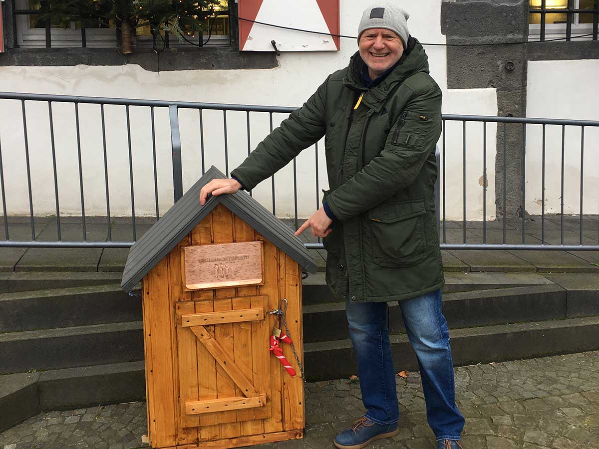 Der Weihnachtsbriefkasten ist auf dem Linzer Weihnachtsmarkt aufgestellt. (Foto: Copyright Stadt)