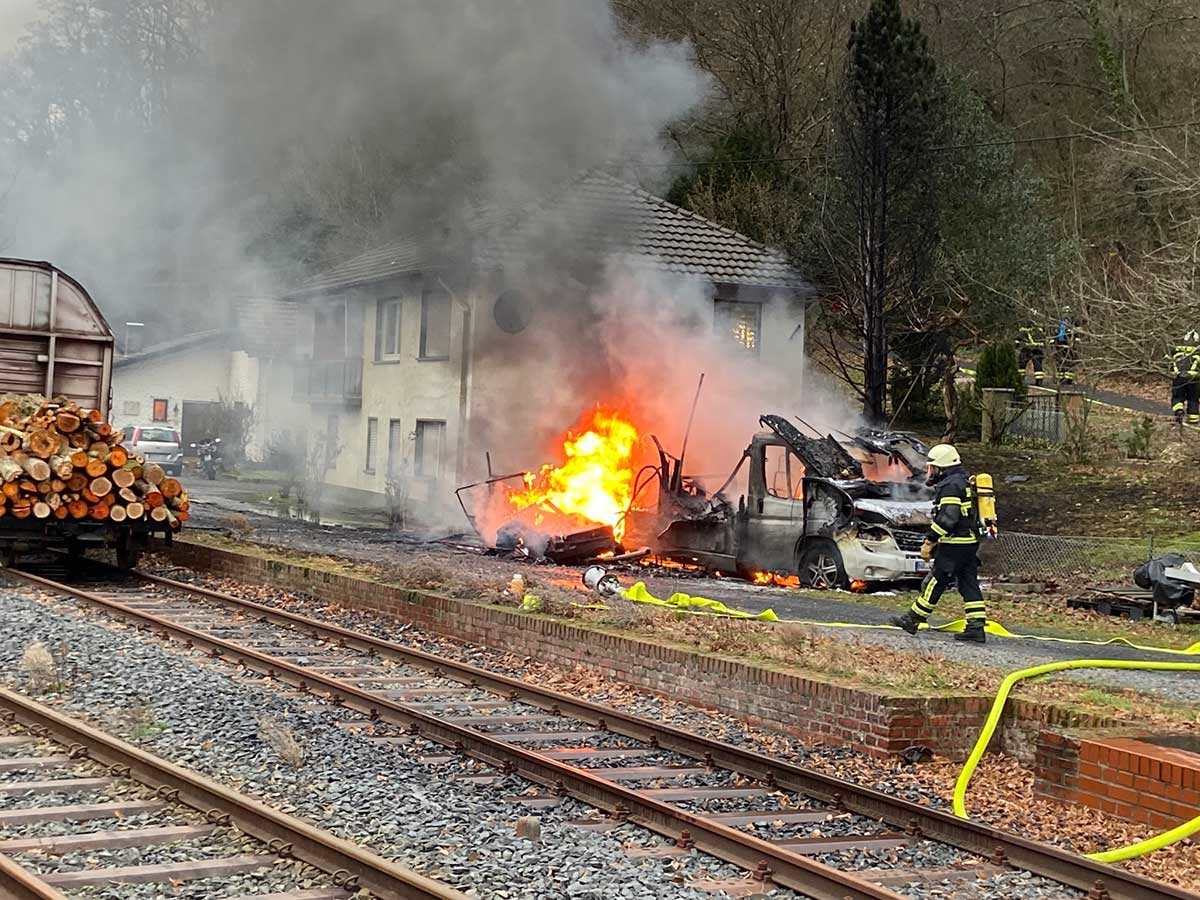 Hochwertiges Wohnmobil in Kasbach-Ohlenberg stand in Flammen