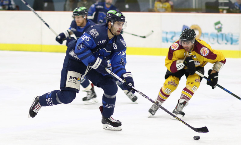 Vor knapp einem Monat setzten sich die Neuwieder Bren um Martin Brabec (am Puck) mit 5:4 gegen die Lauterbacher Luchse durch. Das dritte Aufeinandertreffen beider Teams am Freitag im Vogelsbergkreis wird die Premiere fr den neuen EHC-Coach Daniel Benske und Lauterbachs zweites Spiel nach der Trennung von Topscorer Marko Sakic (im Hintergrund). Foto: EHC