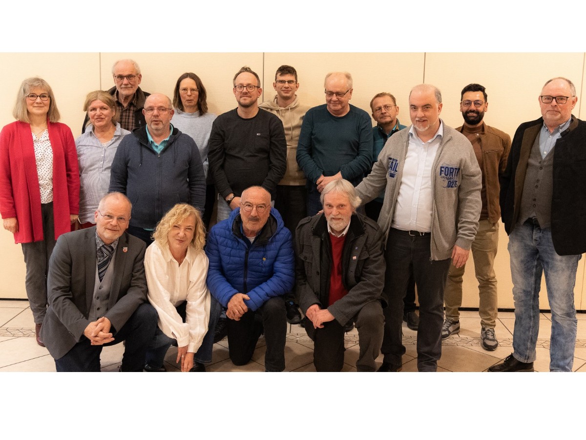 1. Reihe kniend Dr. Thomas Stumpf, Steffi Klr, Frank Clasen, Gnter
Behr, 2. Reihe Anette Behr, Margret Zammarelli; Manfred Recke, Michael, Behr,
Andreas Jokisch, Stefan Eulenbach, Jrn Claus. 3. Reihe Jrgen Jonas, Petra Paffrath, Severin Miesen, Karl-Heinz Wolfer, Dr. Mohammad Hamza. (Foto: Georg Hewelt, SPD Asbacher Land)