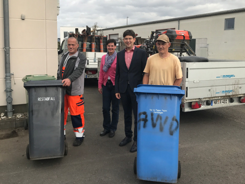 Stolze Mitarbeiter des Rolldienstes und die Bereichsleiterin Karin Nemes (2. von li.) stellten dem Neuwieder Sozialdezernenten Michael Mang (2. von re.) ihre Arbeit vor Foto: AWO Kreisverband