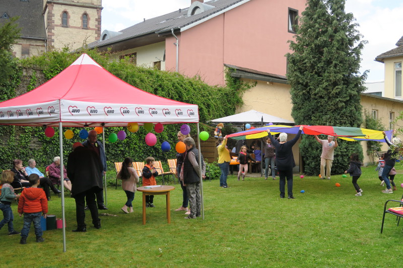 Kinder und Senioren spielen im Garten der Seniorenresidenz Alte Glaserei. Foto: Privat