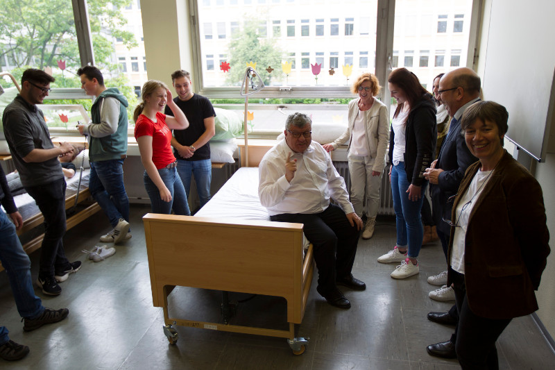 Die Schler der Alice Salomon Schule haben in dem neuen Pflegeraum vielfltige Mglichkeiten. Kreisbeigeordneter Michael Mahlert durfte probeliegen. Foto: Jutta Dring