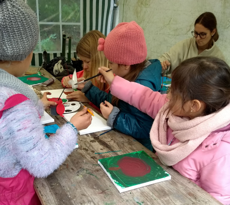 Das stdtische Kinder- und Jugendbro hat in seinem Programm auch naturpdagogische Angebote. In Segendorf drehte sich diesmal alles um den Apfel. Foto: Pressebro Neuwied