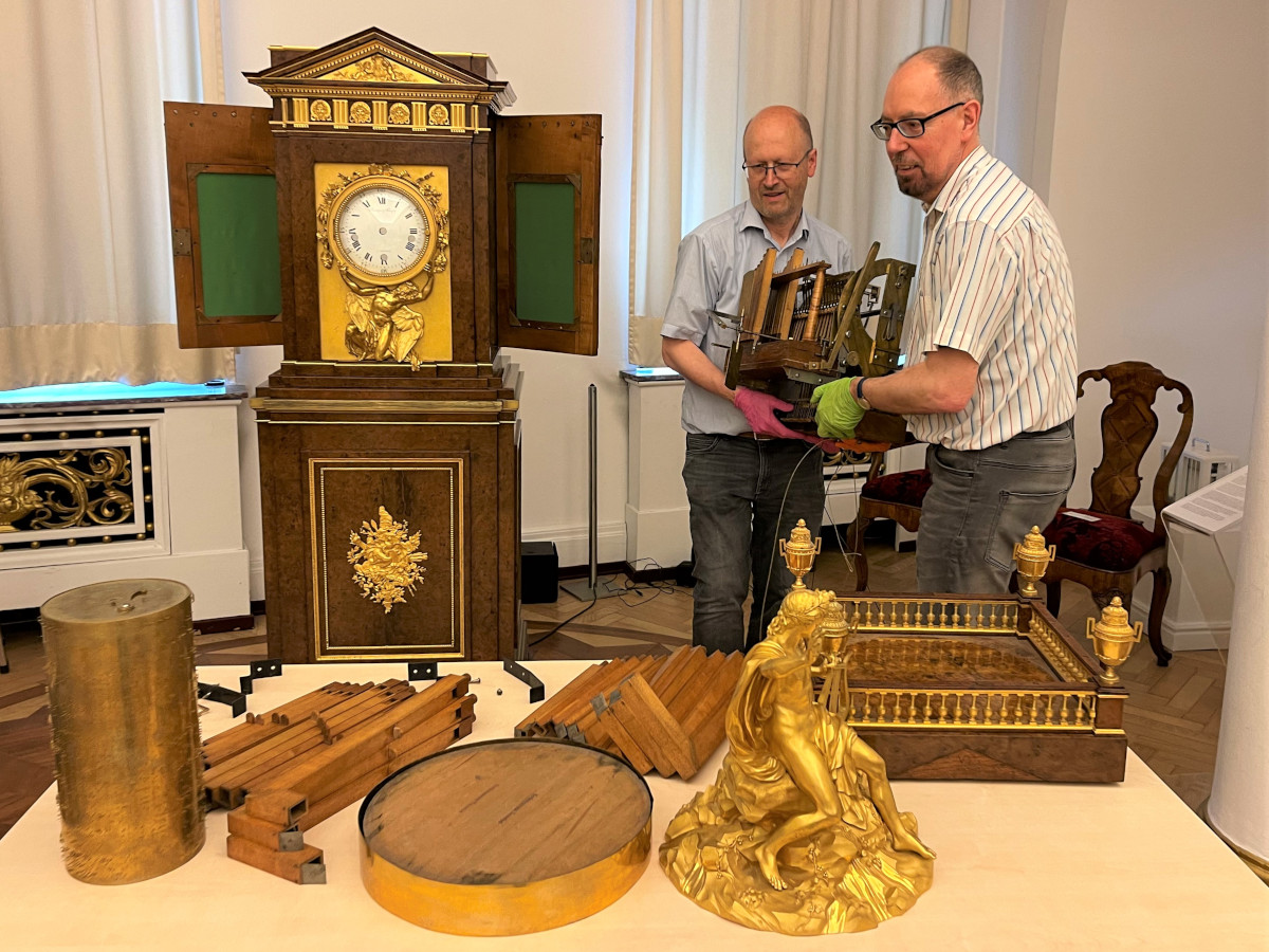 Uhrrestaurator Ian D. Fowler (links) und Kreis-Museums-Direktor Bernd Willscheid haben die Apollouhr reisefertig gemacht. (Foto: Roentgen-Museum Neuwied)