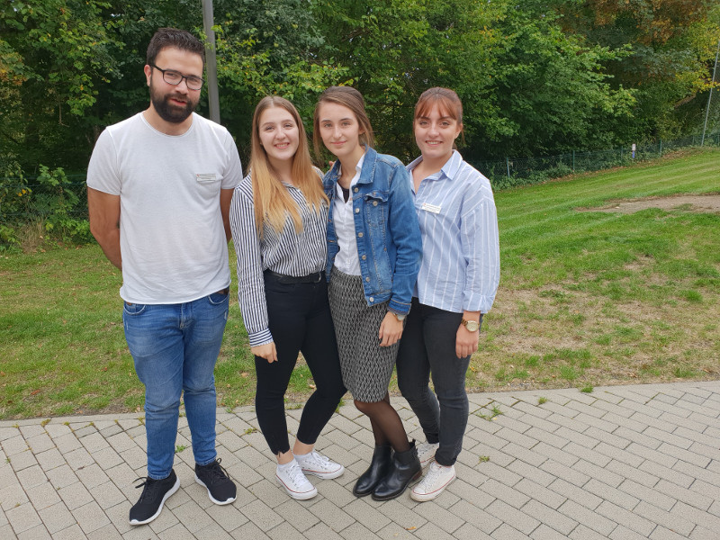 Von links: Die neu eingestellten Azubis Fadi Alnajjar, Melina Grundmann, Emily Dobler und Isabell Arbeiter. Foto: Arbeitsagentur Neuwied
