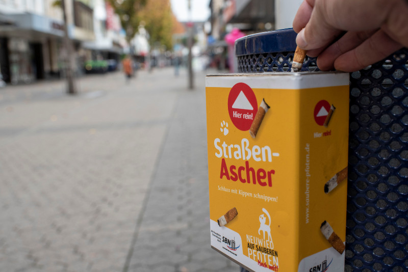 Die SBN haben neue Ascher an den Mlleimern in der Innenstadt installiert und hoffen, dass nun weniger Kippen in den Fugen des Straenpflasters landen und dem Stadtbild schaden. Foto: SBN
