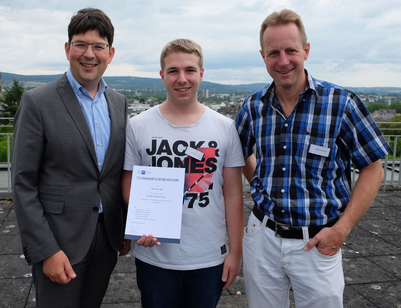 Maximilian Esch (Mitte) ist der erste Azubis-Botschafter der Stadtverwaltung. Darber freuen sich Brgermeister Michael Mang (links) und IT-Amtsleiter Gerhard Wingender (rechts). Foto: Pressebro Neuwied
