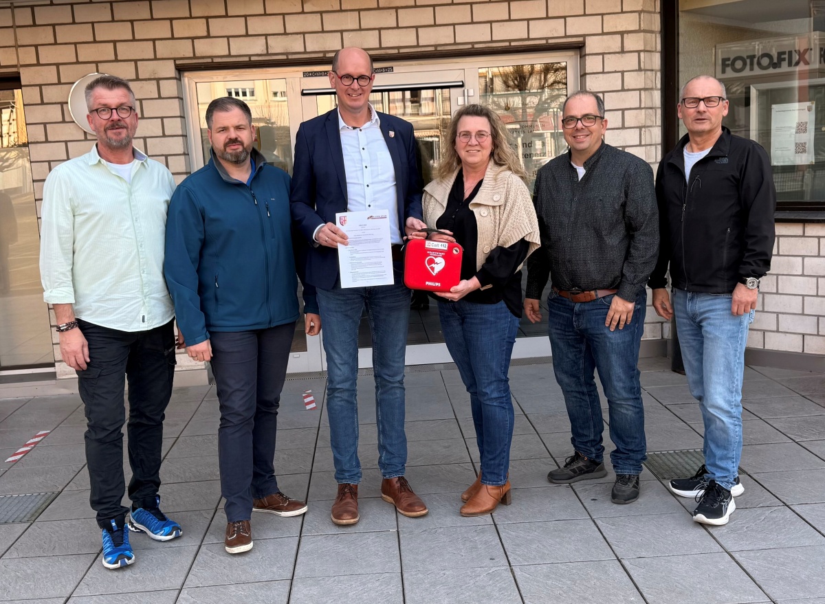Die Brgermeister in der Verbandsgemeinde Bad Hnningen untersttzen gerne das Projekt "Herzsicher". Von links: Jrg Jungbluth (OG Hammerstein), Ren Achten (Stadt Bad Hnningen), Jan Ermtraud (VG Bad Hnningen), Kerstin Wagner (Helfer-Stab gGmbH), Markus Konitzer (OG Leutesdorf), Oliver Labonde (OG Rheinbrohl) (Foto: Michael Remus)