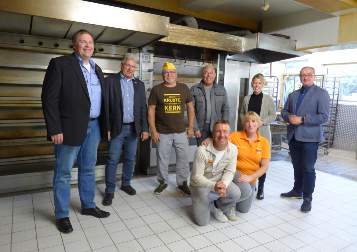 Vor dem Backofen der Bckerehepaares Petra und Jens Preiing (vorne) versammelten sich die Gesprchsteilnehmer (v.l.) Michael Braun (Geschftsfhrer KHS), Rolf Wanja (Vorsitzender Kreishandwerksmeister der KHS Rhein-Westerwald), Hubert Quirmbach, (Obermeister der Bckerinnung), Ralf Winn (Kreishandwerksmeister der KHS), MDL Lana Horstmann und Matthias Dahmen (Innungsbeauftragter der KHS). Foto: Hans Hartenfels