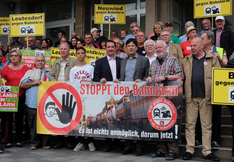 Schutz gegen Bahnlrm: Die Interessengemeinschaft hatte bei ihrer 68. Demo groen Zulauf. Foto: Pressebro Neuwied