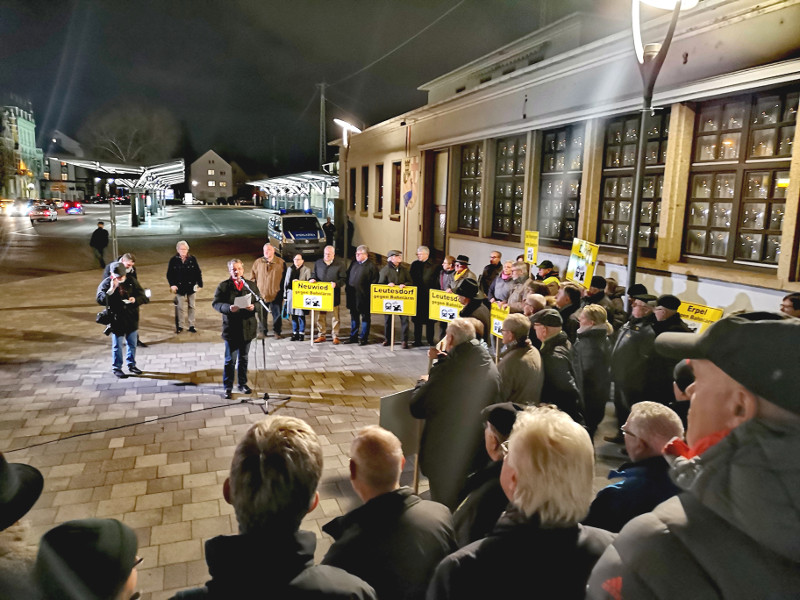 Sven Lefkowitz bei seiner Rede zur gut besuchten 85. Bahnlrm-Demo auf dem Bahnhofsvorplatz in Neuwied. Foto: Privat
