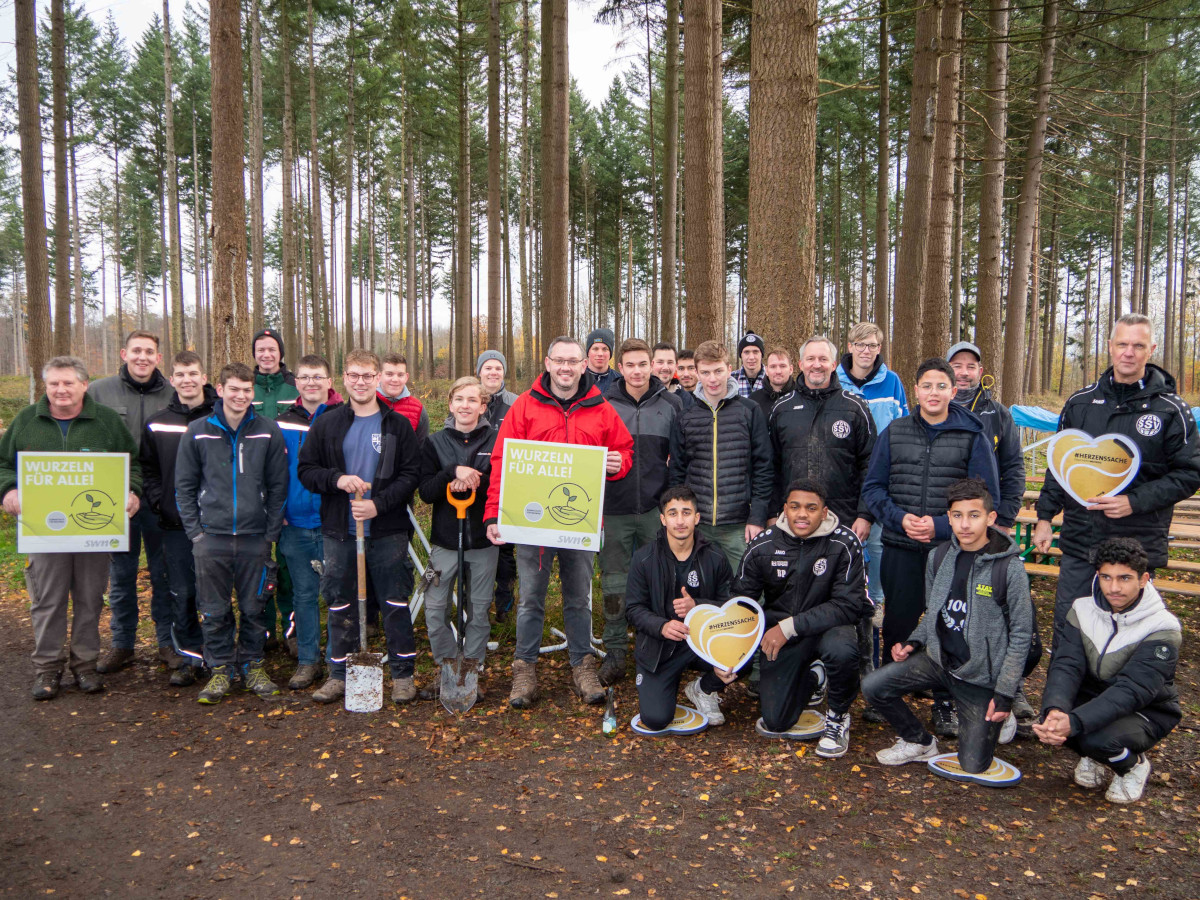 Der SSV Heimbach-Weis und die DPSG Pfadfinder aus Gladbach pflanzten 350 Bume im HWG-Wald in Neuwied. (Foto: SWN)