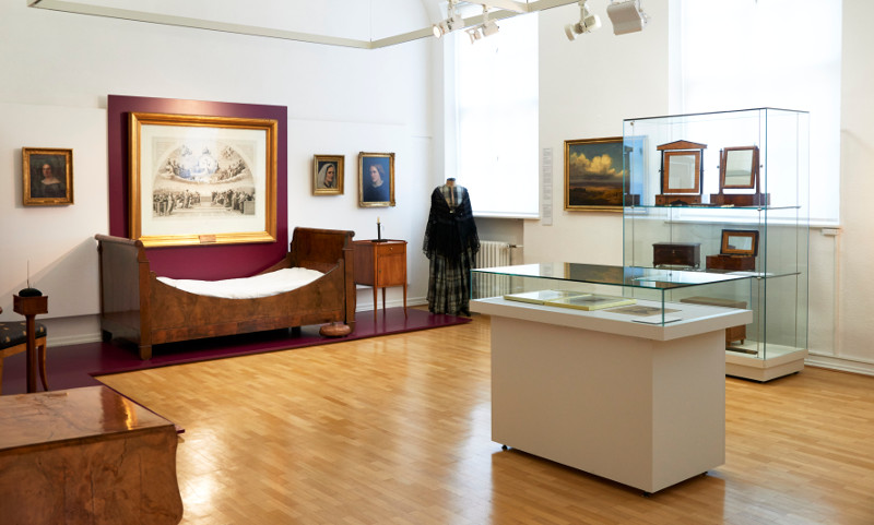 Museumsdirektor Bernd Willscheid fhrt durch die Biedermeier-Ausstellung im Roentgen-Museum. Foto: Roentgen-Museum