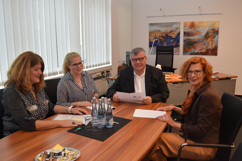 Mechtild Laupichler (Referatsleiterin Schulen, Weiterbildung und Sport), Michael Mahlert (Bildungsdezernent), Laura Schaaf (kommunale Bildungsmanagerin/Bildungsmonitorerin), Andrea Oosterdyk (Bildungskoordinatorin fr Neuzugewanderte) bei der Nachbereitung der Bildungsforen. Foto: KV Neuwied