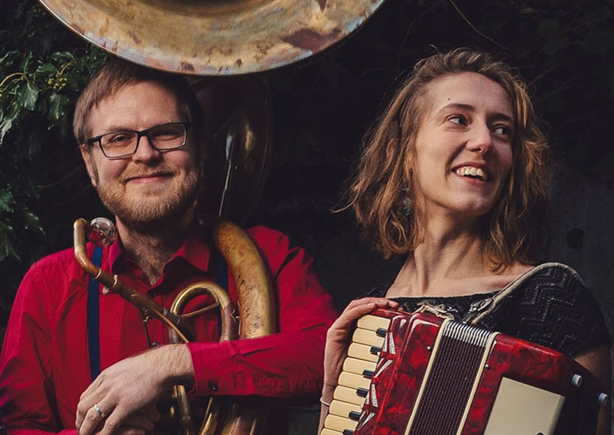 Musik steht am 27. August im Mittelpunkt. Vor dem Auftritt von Skupa (im Bild zwei der Bandmitglieder) im Rahmen des creole sommer musizieren Straenmusiker in der Innenstadt. (Foto: Stadt Neuwied)