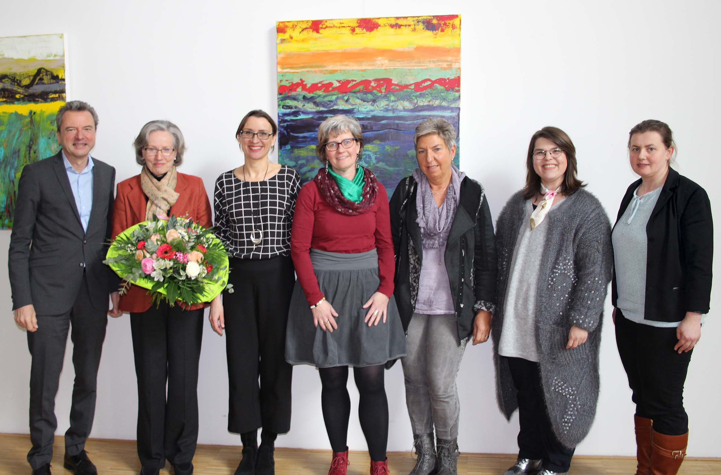 Prof. Dr. Richard Berger und Sophie Charlotte Frstin zu Wied (links) mit Anke Dillender (2. von rechts) und den Teilnehmern der Podiumsdiskussion bei der 15. Tagung des Brustzentrums. Foto: Privat
