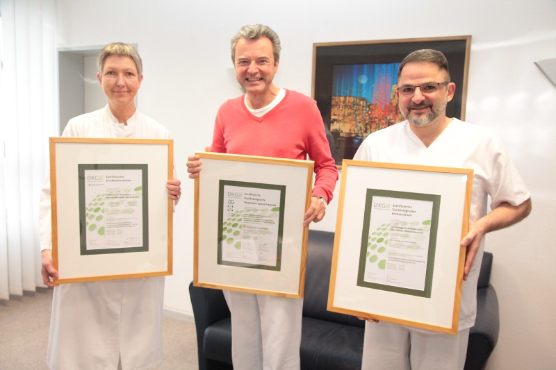 Chefarzt Prof. Dr. Richard Berger (Mitte) und die Oberrzte Dr. Maria Theresia Greve und Mehmet Yigit mit den Zertifikaten. Foto: hf
