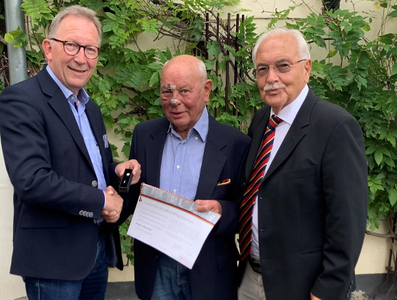 Peter Helmes (Mitte) ist seit 60 Jahren fr die CDU aktiv und erhielt eine Ehrung aus den Hnden von Erwin Rddel (links) und Prof. Dr. Rdiger Sterzenbach. Foto: Brgerbro Erwin Rddel