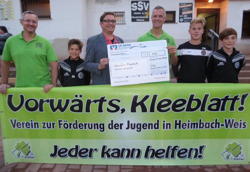 Spendenbergabe beim Heimspiel des SSV Heimbach-Weis auf dem Kieselborn. Foto: Privat 
