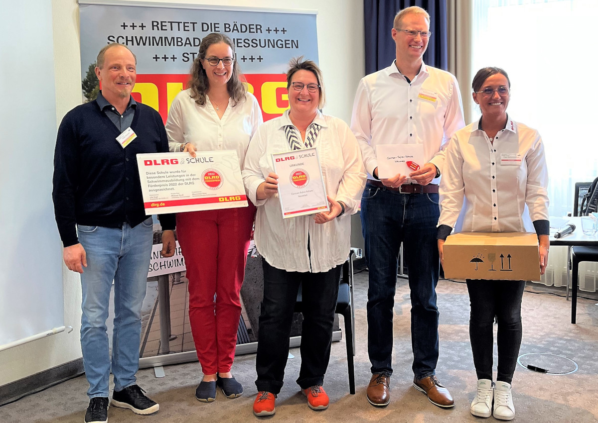 Von links: Helge Streubel (Sportkommission der KMK), Juliane Dahl (Sportlehrerin CSS Niederbieber), Astrid Kamps (Leiterin Ausbildung im DLRG-Prsidium), Maximilian Rhr (Bundesbeauftragter fr DLRG & Schule), Olga Aschenbrenner (Sachbearbeiterin Prvention). (Foto: DLRG)