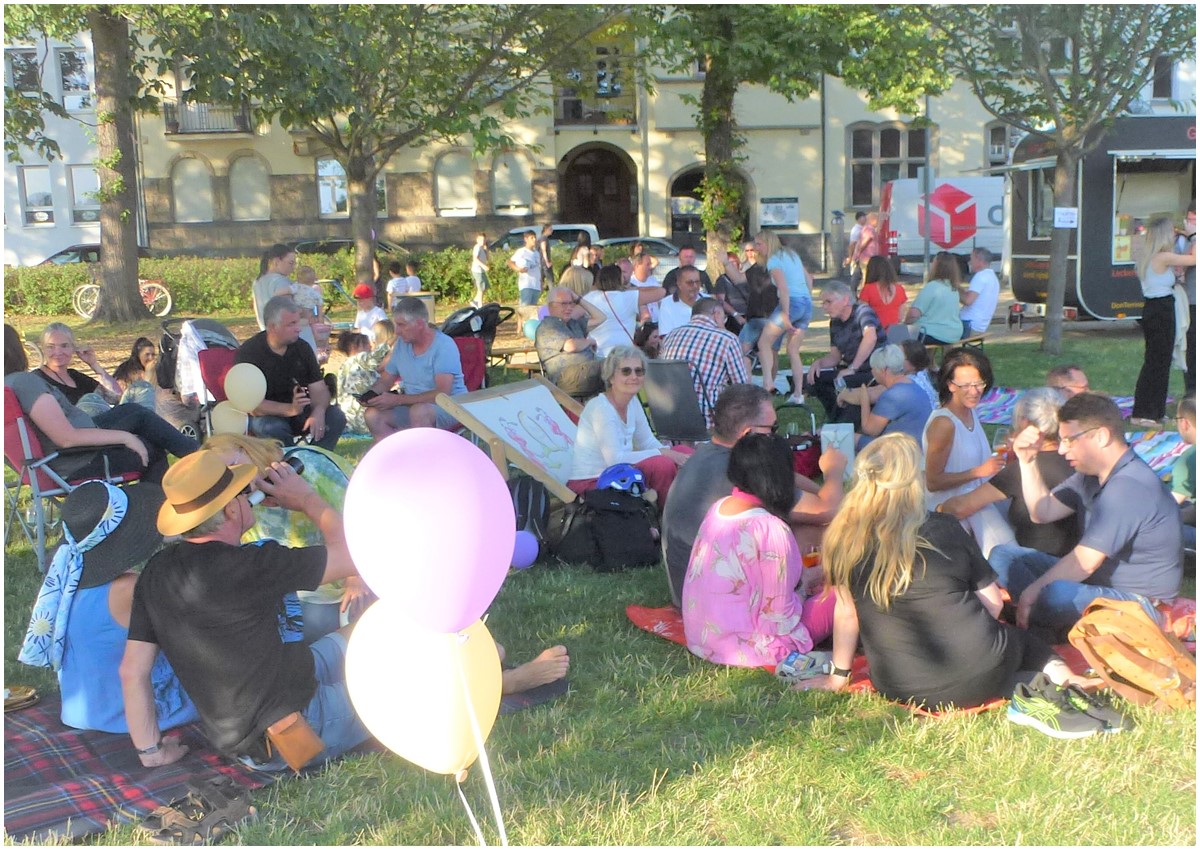 Viele Neuwieder waren der Einladung in die Goethe-Anlagen gefolgt. (Fotos: Jrgen Grab)