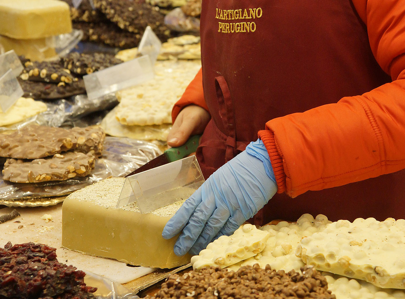 Bei der chocolART in Tbingen ist Fausto Ercolani, Inhaber der Firma Lartigiano Perugino, mit seinem Team regelmig zu Gast, um seine Spezialitten zu prsentieren. Foto: Alexander Gonschior