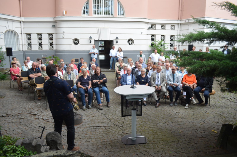 Im Innenhof des Roentgen-Museums trafen sich die Gste zur Erffnung der Kunstausstellung von Ulrich Christian. Foto: KV Neuwied