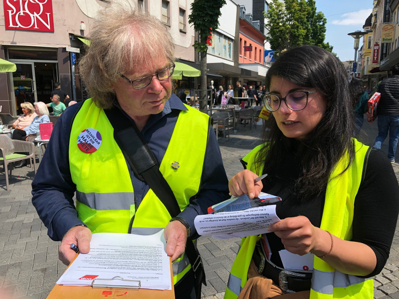 Rdiger Hof, DGB Kreisvorsitzender in Neuwied, und eine Kollegin bei der Vorbereitung der Fragen. Foto: DGB Neuwied