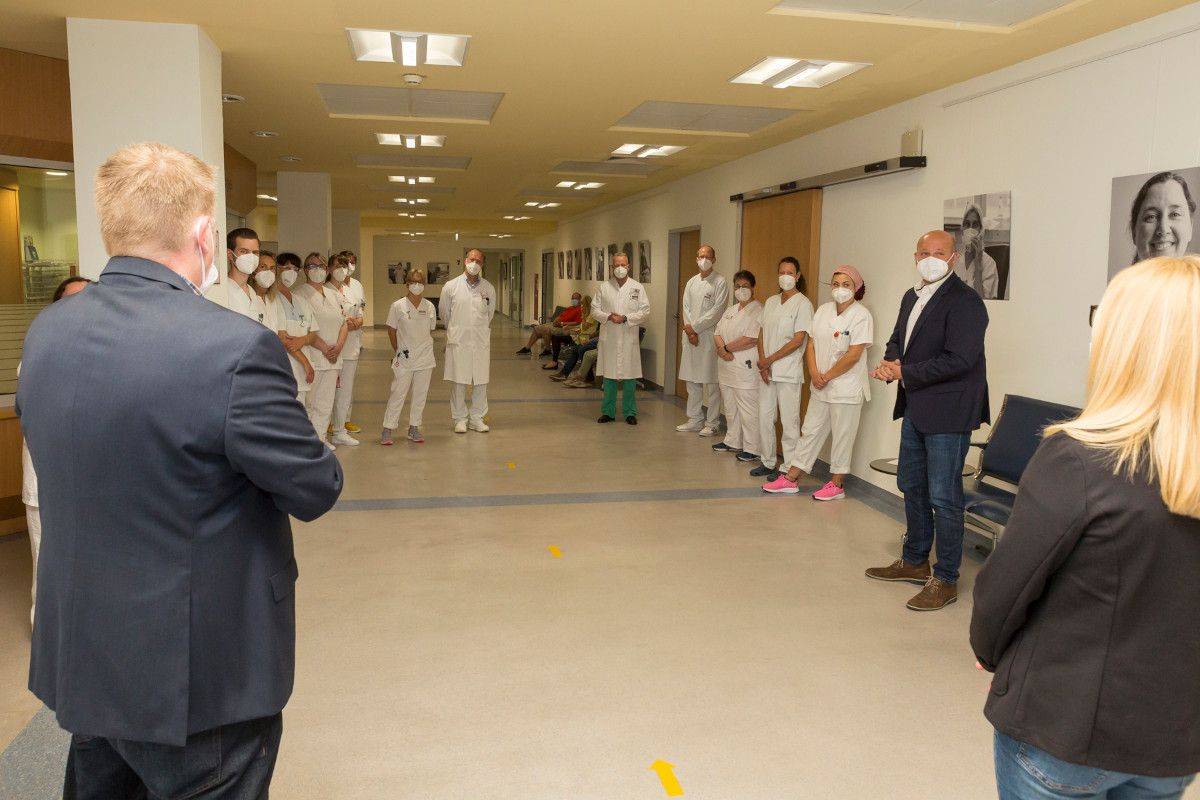 Die Fotoausstellung Gesichter der Pflege auf den Krankenhausfluren soll die Menschen hinter dem Beruf und ihre enormen Leistungen sichtbar machen. (Foto: DRK Krankenhaus Neuwied)