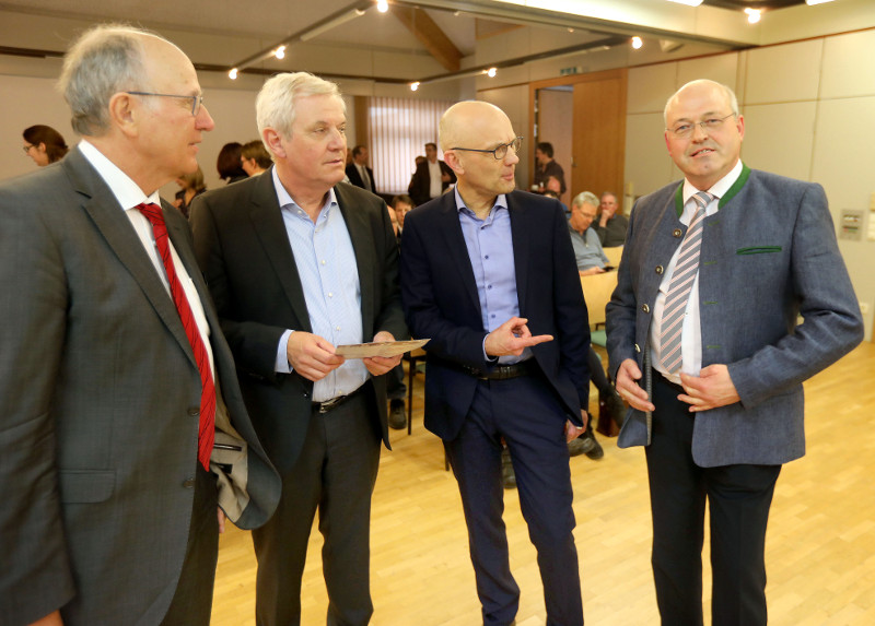 Sie diskutierten im Vorfeld der Veranstaltung (von links): Professor Dr. med Johannes Brachmann (Chefarzt Klinikum Coburg),  Dr. Ralf  Mller (stellvertretender Chefarzt Helios-Klinikum Siegburg) , OA Lars
Balszuweit (Facharzt fr Kardiologie , Neuwied)  und Chefarzt Dr. med Gerhard Lauck (DRK-Krankenhaus Neuwied). Foto: Privat