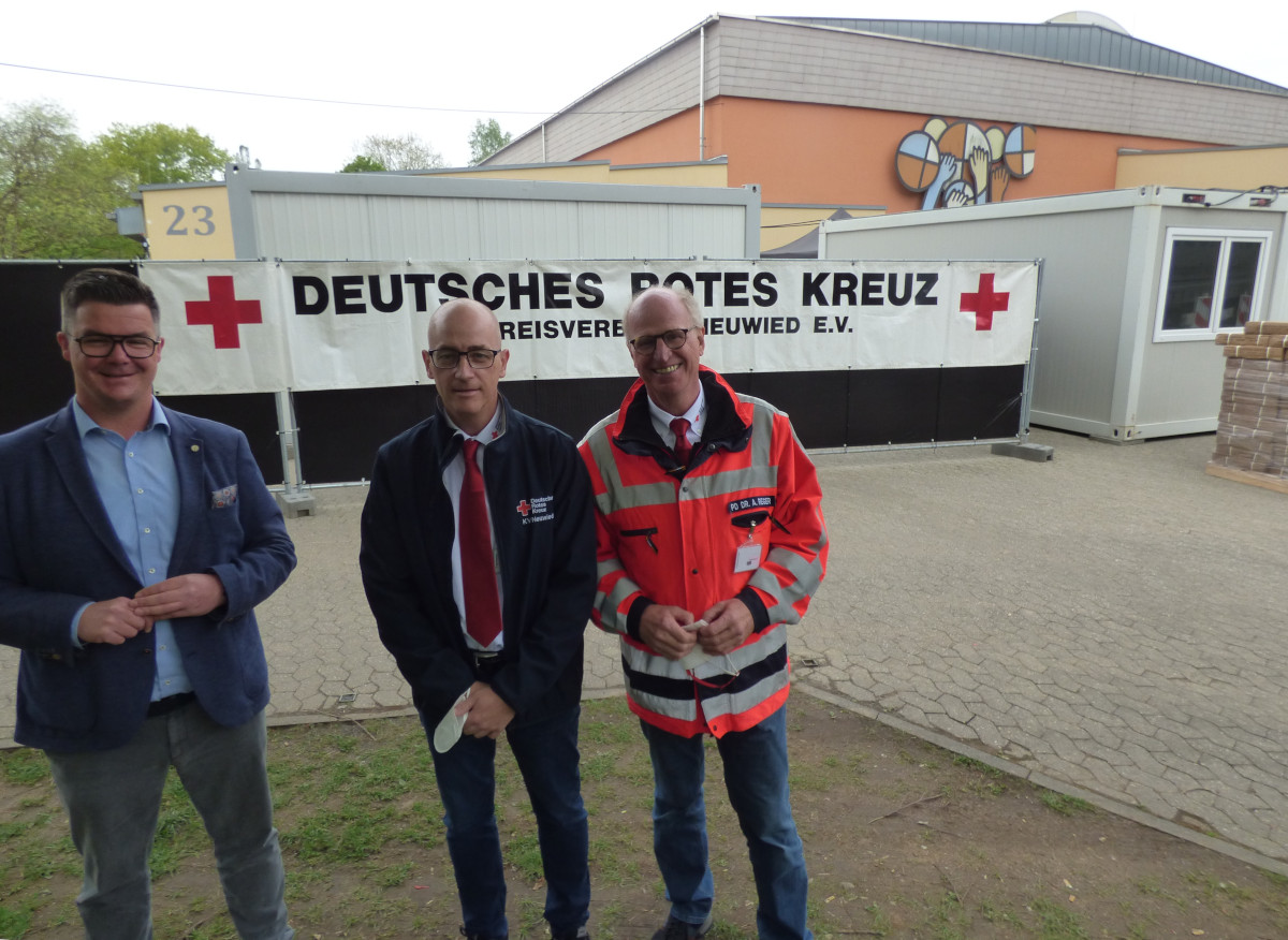 Bei einem Rundgang durch die Niederbieberer Turnhalle haben sich Brgermeister Peter Jung, DRK Kreisverbandsgeschftsfhrer Marco Bust und DRK Kreisverbandsprsident Dr. Armin Rieger (von links) selbst ein Bild von der Flchtlingseinrichtung gemacht. (Foto: Angela Gbler)