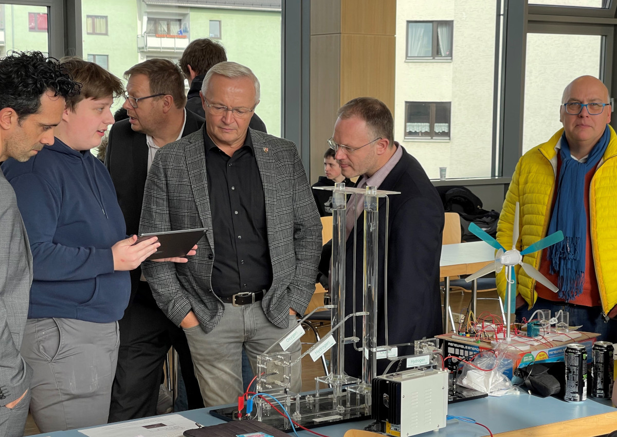 Bei dem von den Berufsbildenden Schulen im Kreis Neuwied organisierten "Markt der Mglichkeiten" zeigten junge Leute in rund 40 Berufen ihr Knnen nicht nur vor Landrat Achim HAllerbach (Bildmitte). (Foto: KV Neuwied)