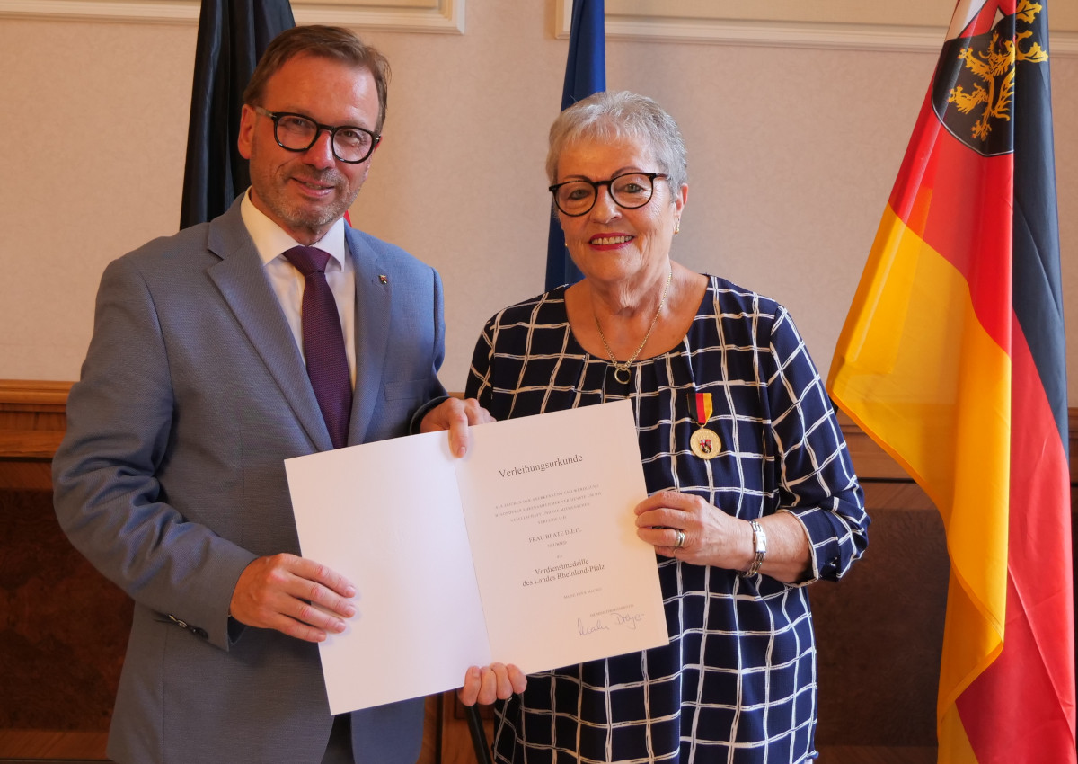 Beate Dietl erhielt die Auszeichnung aus den Hnden von Wolfgang Treis. (Foto: SGD Nord)